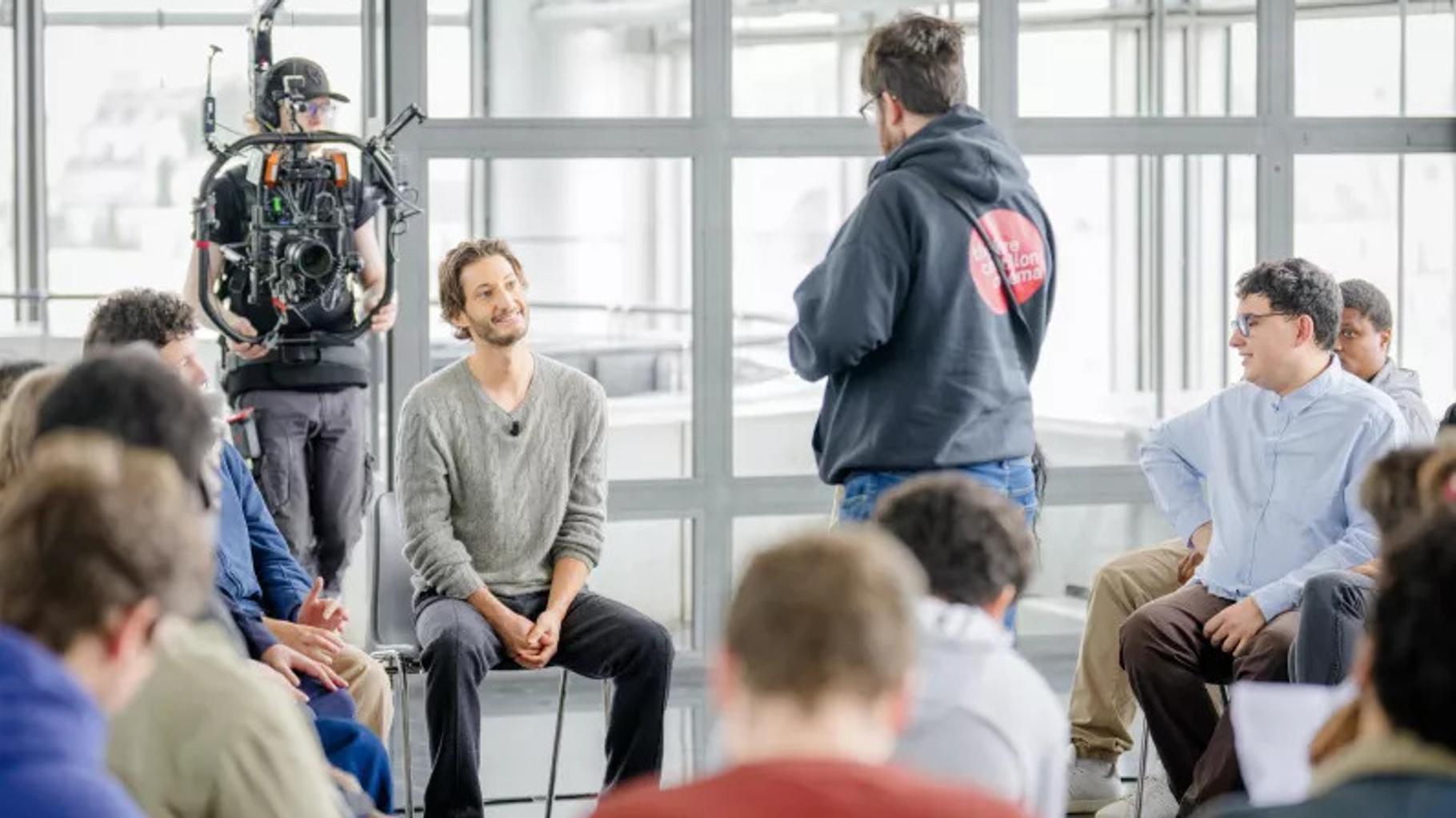 Pierre Niney invité des « Rencontres du Papotin » a du mal à contenir ses larmes