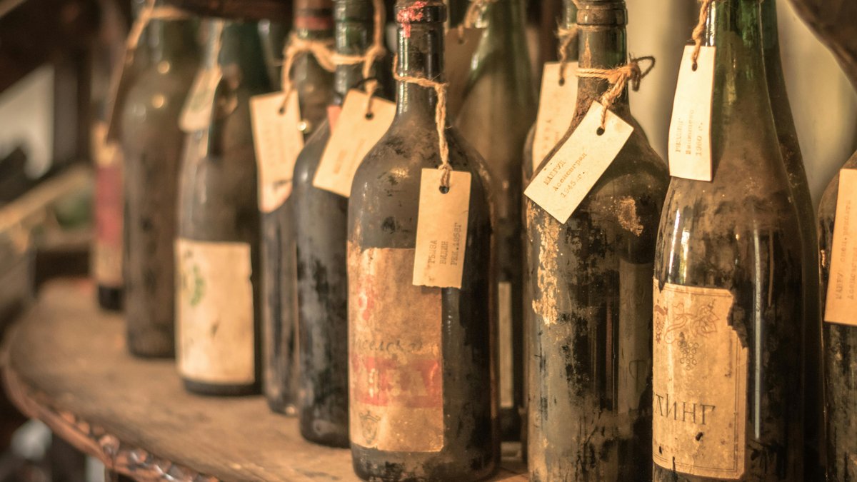 "Je suis le premier à pénétrer dans cet espace depuis plus de 100 ans" : sous le terrain de golf, il découvre une cave à vin du XIIe siècle