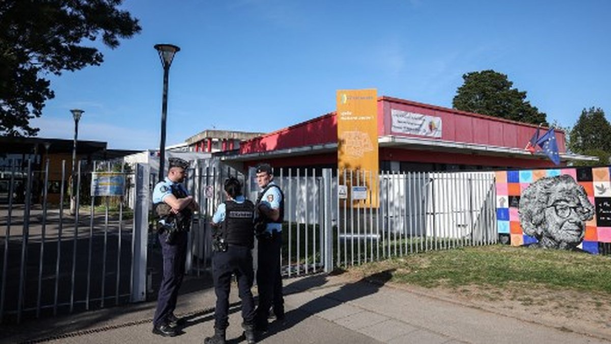 Lycéenne poignardée par un autre élève : mis en cause désarmé et maîtrisé par le proviseur, état de la victime, couteaux saisis... Le point sur l'enquête