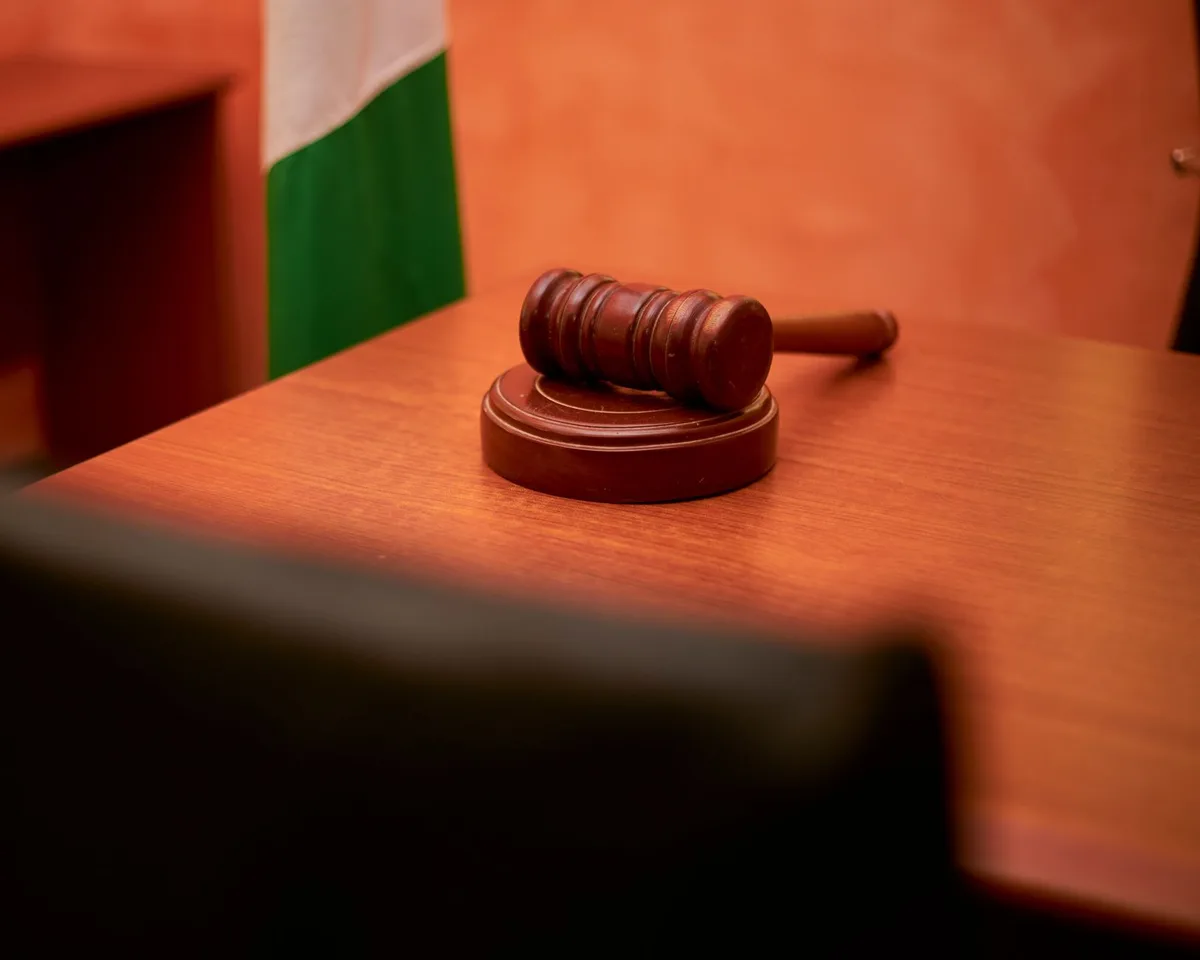 Salle d'audience avec juge et avocats lors d'un procès criminel