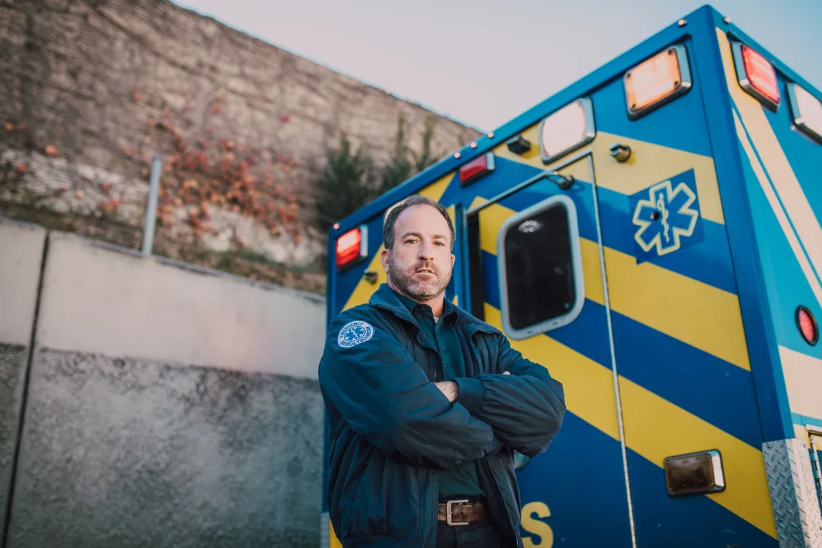 Équipes de secours et ambulanciers intervenant sur les lieux de l'accident