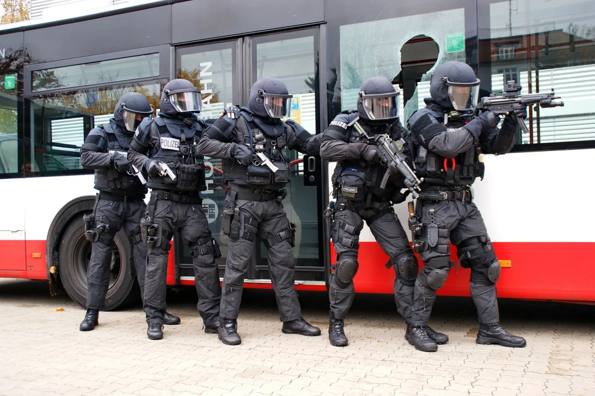 Intervention de la police et des autorités dans les transports en commun lyonnais.
