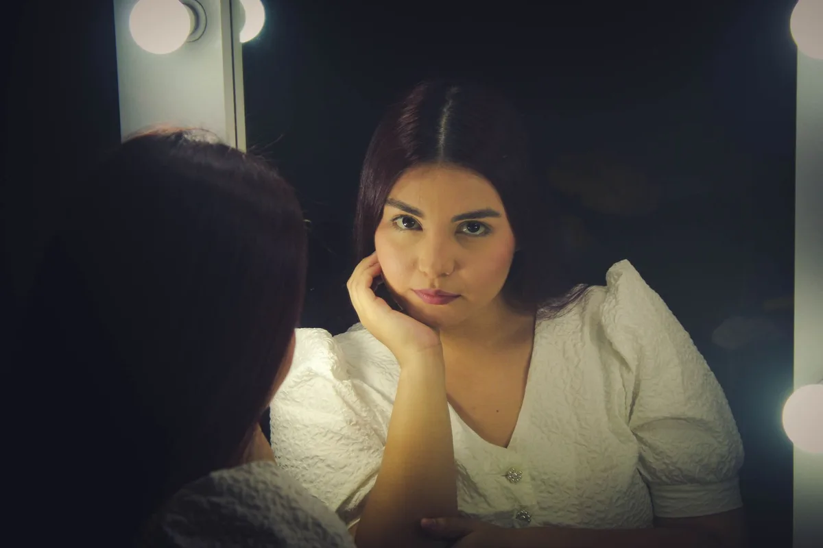 Studio de maquillage avec palettes, pinceaux et produits de beauté disposés sur une coiffeuse