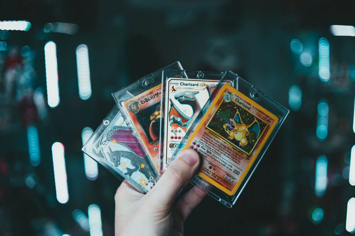 Cartes de collection rares et précieuses soigneusement conservées dans des étuis de protection