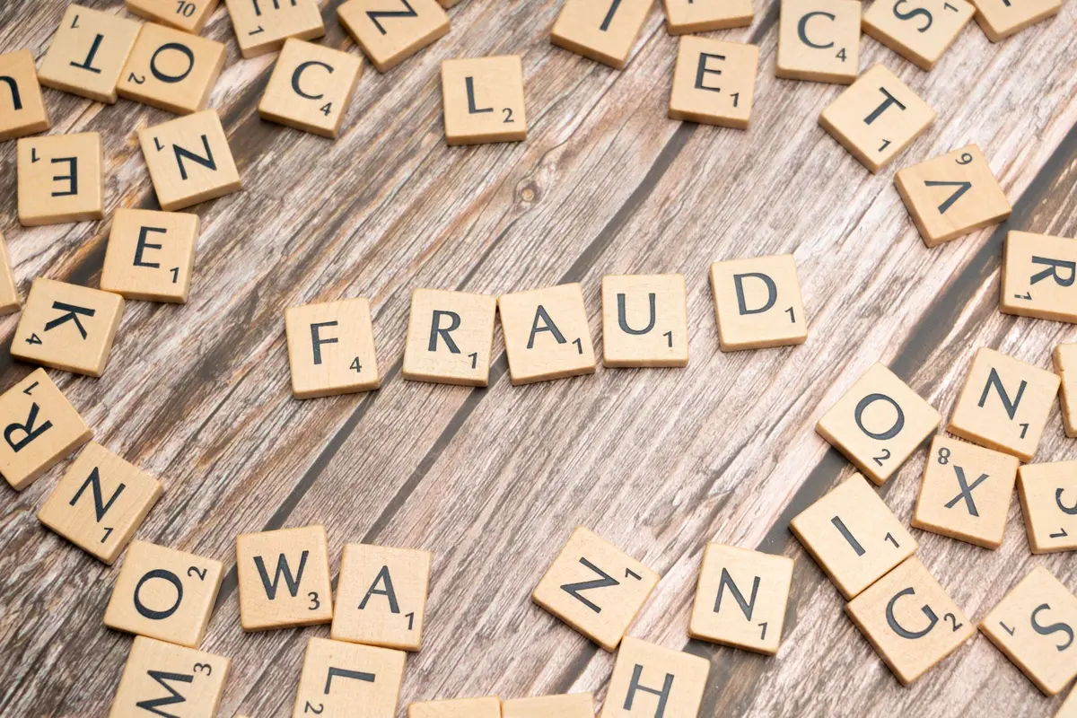 Bureau vide avec étuis de cartes et boîte fermée, mains cherchant des cartes disparues