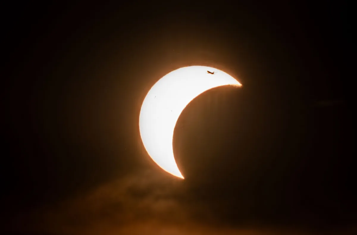 Deux personnes observant une éclipse solaire avec des lunettes protectrices spécialisées
