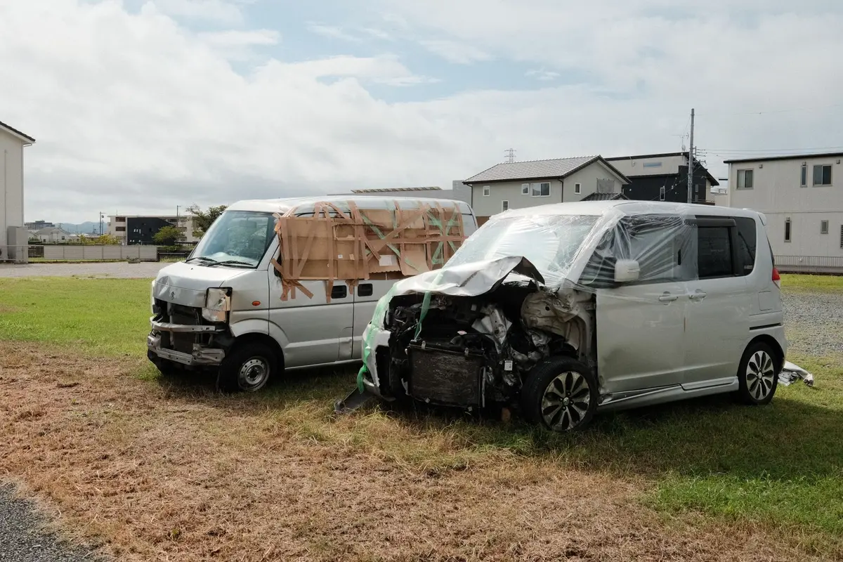Dommages matériels causés par l'attaque à la voiture-bélier sur le complexe sportif