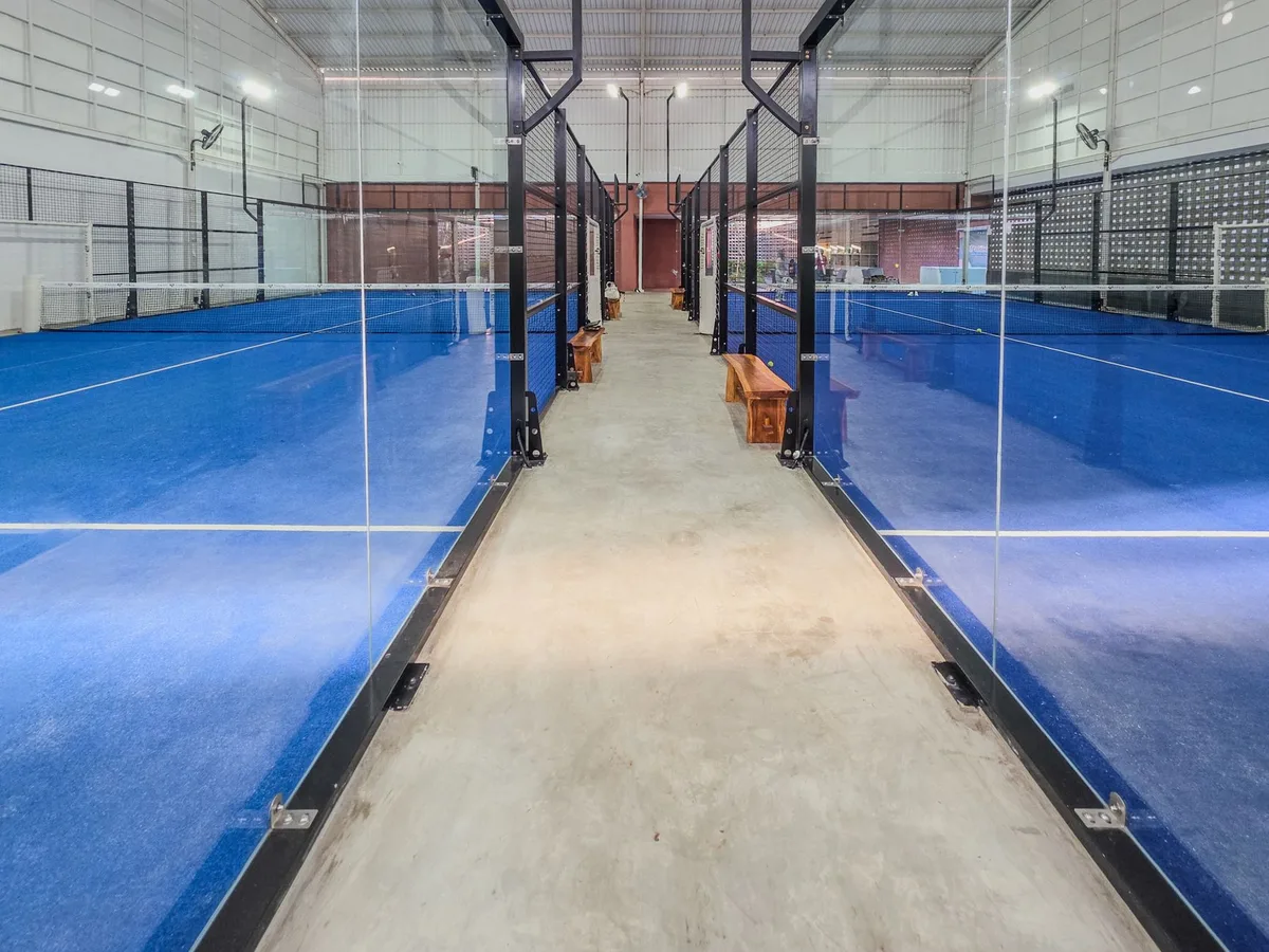 Nouveau complexe de padel moderne avec courts aménagés et installations sportives prêtes à accueillir les joueurs