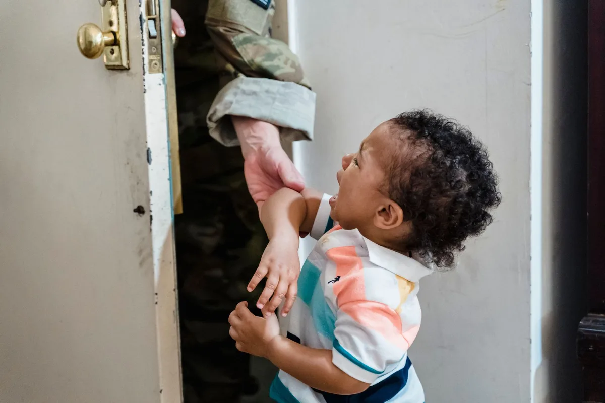 Mère et enfants se séparant, moment émotionnel et douloureux