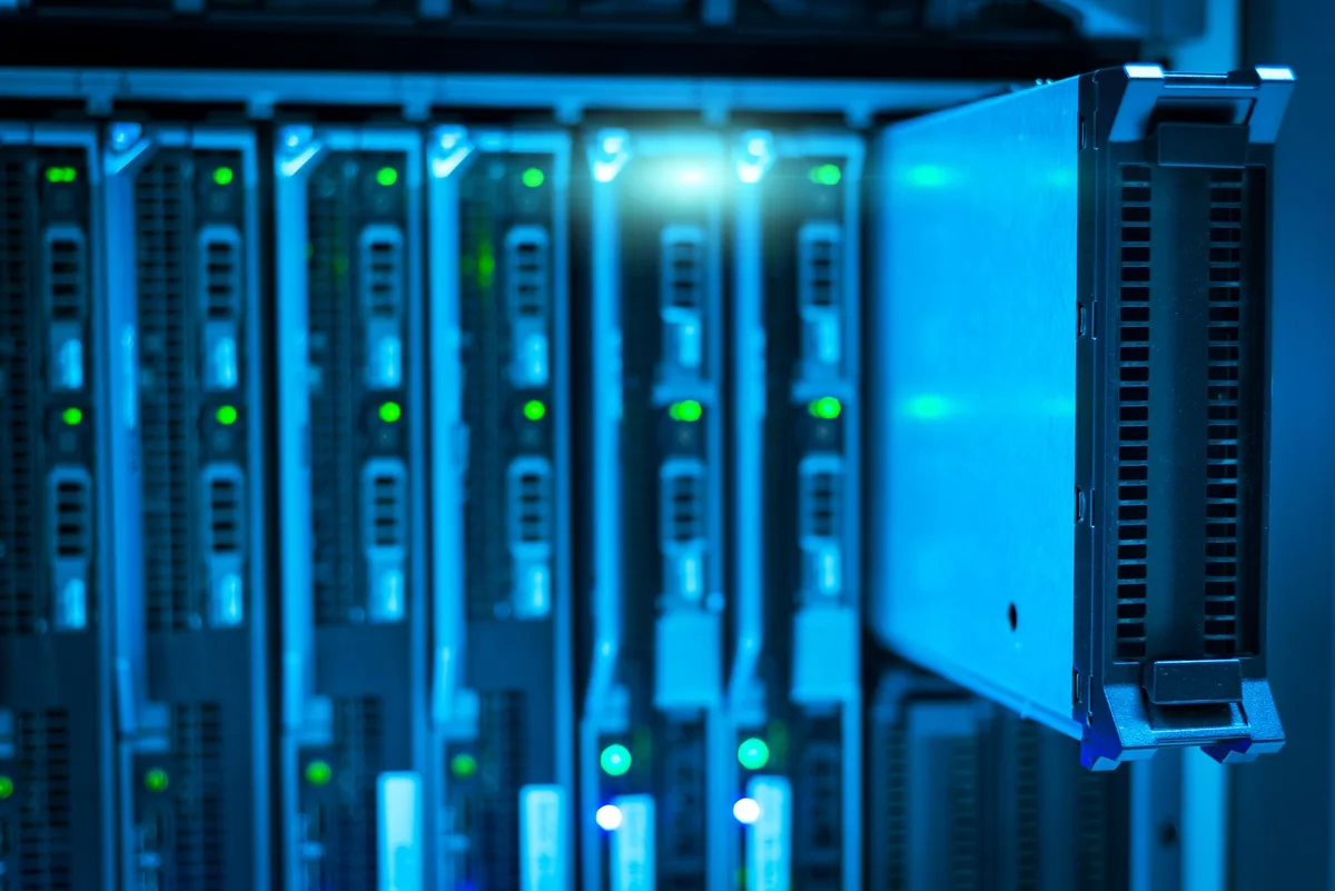 Centre de données moderne avec rangées de serveurs et équipements technologiques illuminés