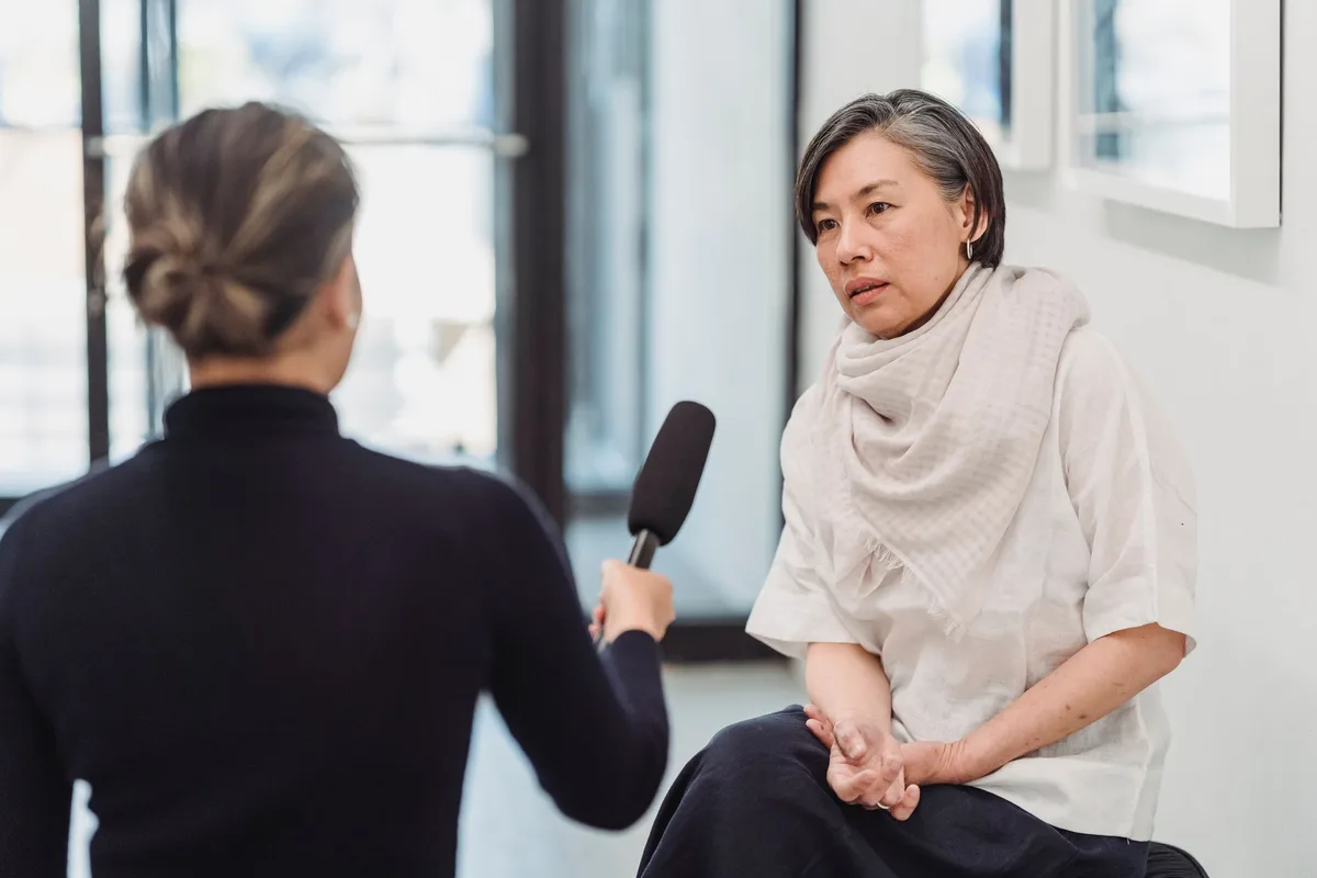 Femme lors d'une interview accordant un témoignage devant les médias