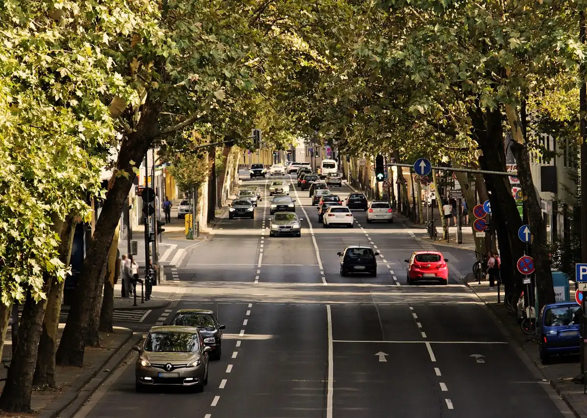 Tableau de bord d'une voiture en route pour un long trajet domicile-travail