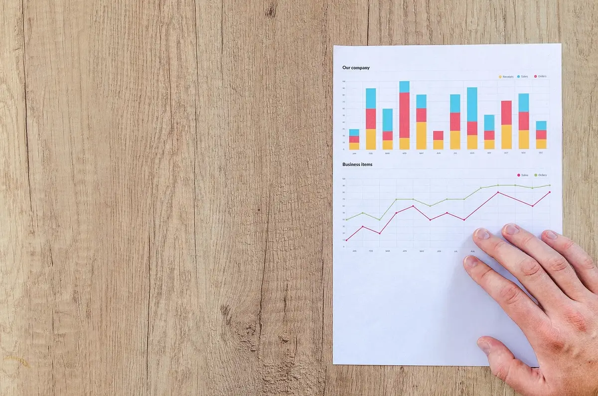 Graphique montrant la dette publique et documents officiels sur une table