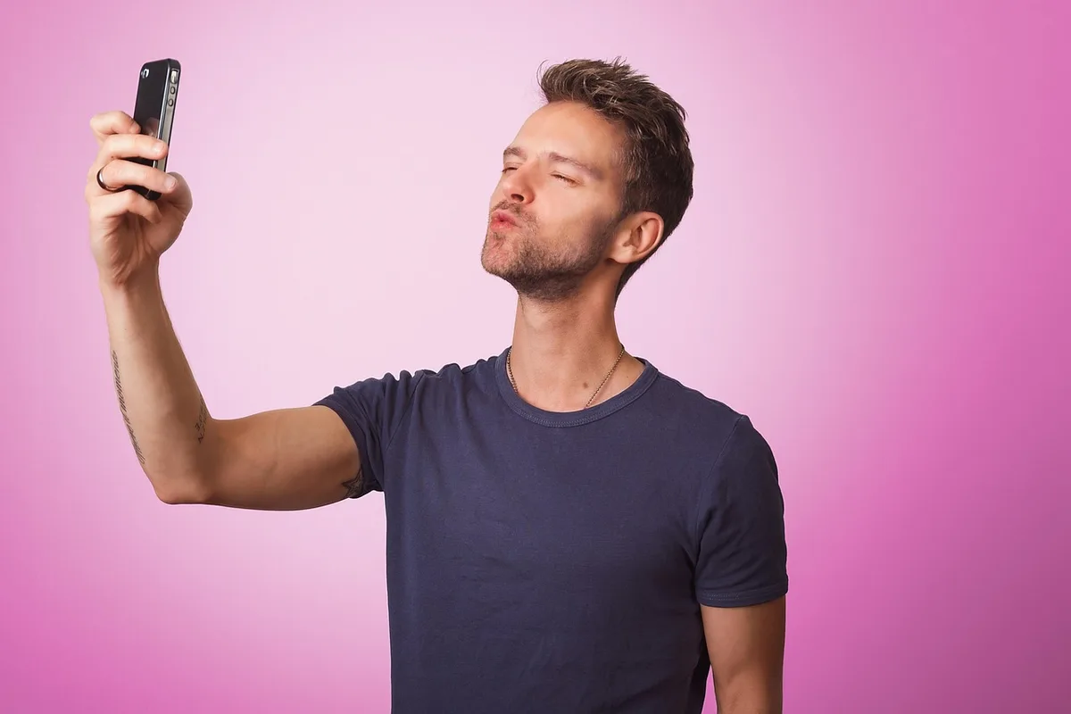 Écran de smartphone affichant un virement instantané en cours