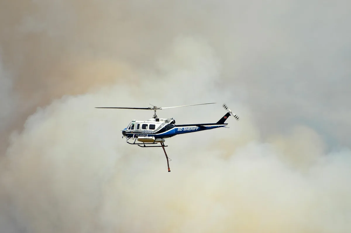 Forêt en feu dans les Hautes-Pyrénées avec fumée et flammes lointaines