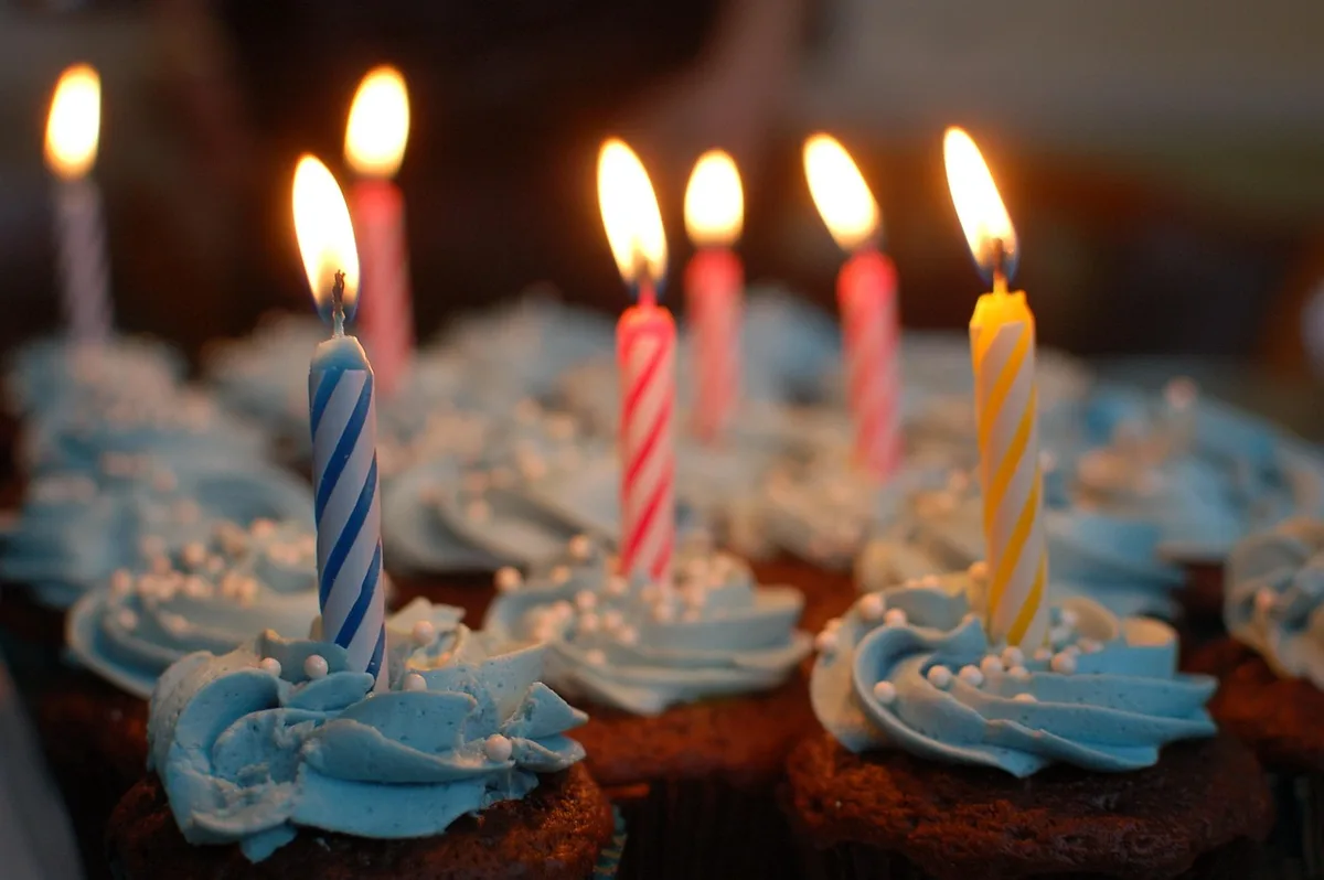 Scène d'anniversaire intimiste avec un invité isolé près d'un piano