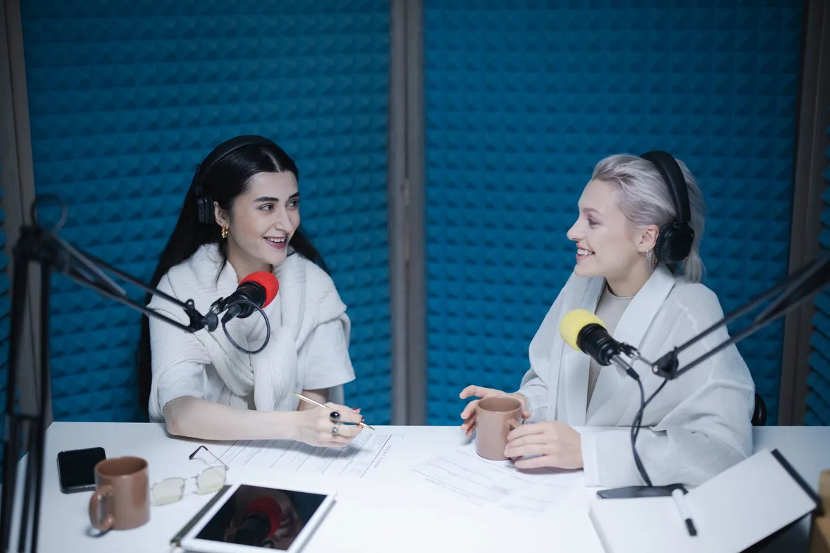 Micro et studio radio vides évoquant une interview
