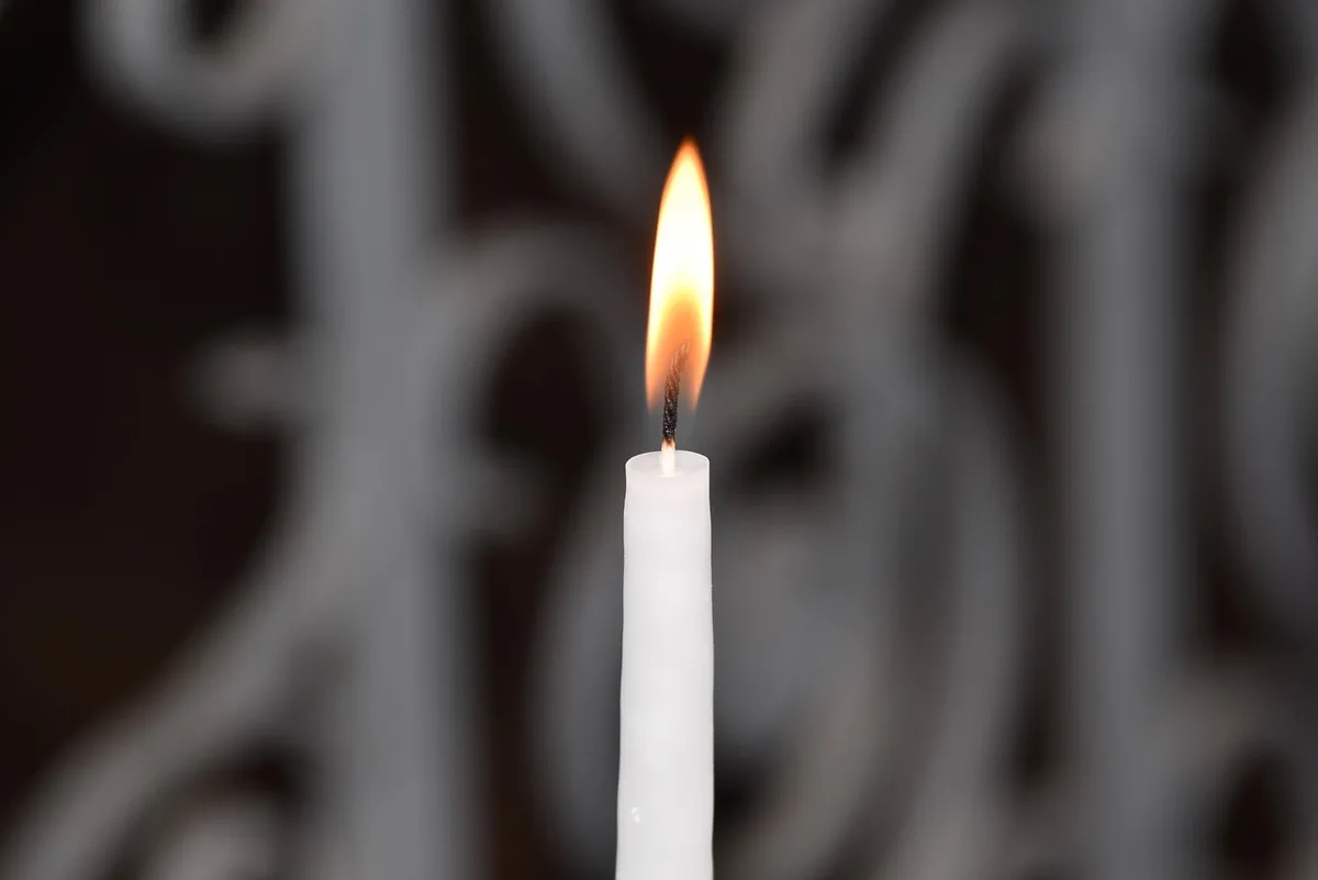 Bougies et hommages lors d'un rassemblement communautaire en deuil