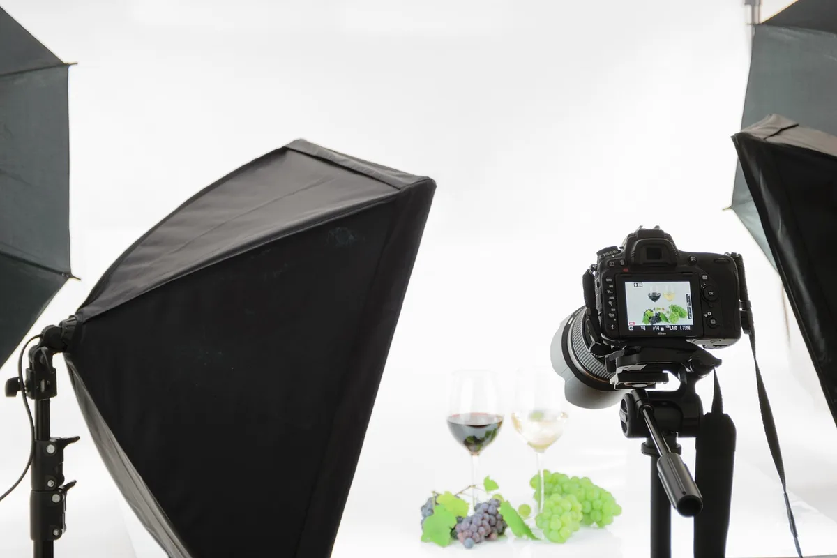 Coulisses d'un plateau télé avec casque et micros sur une table