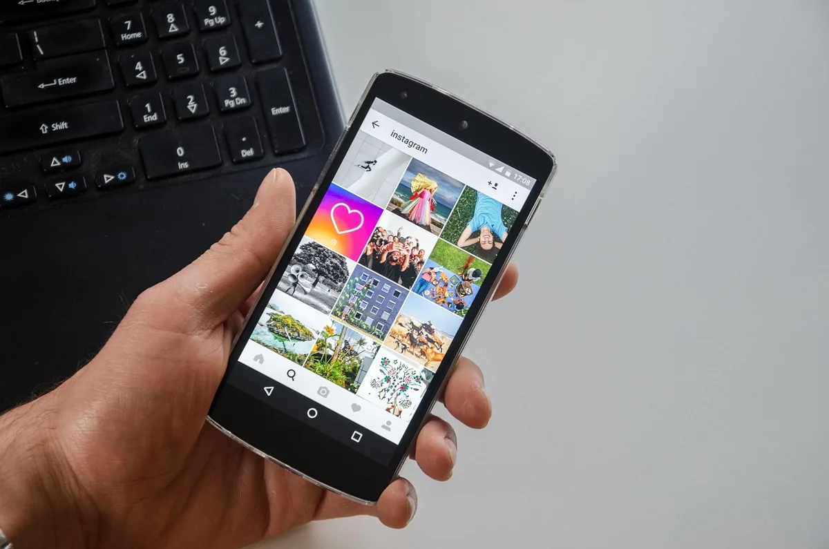 Smartphone affichant notifications de réseaux sociaux avec écran flou