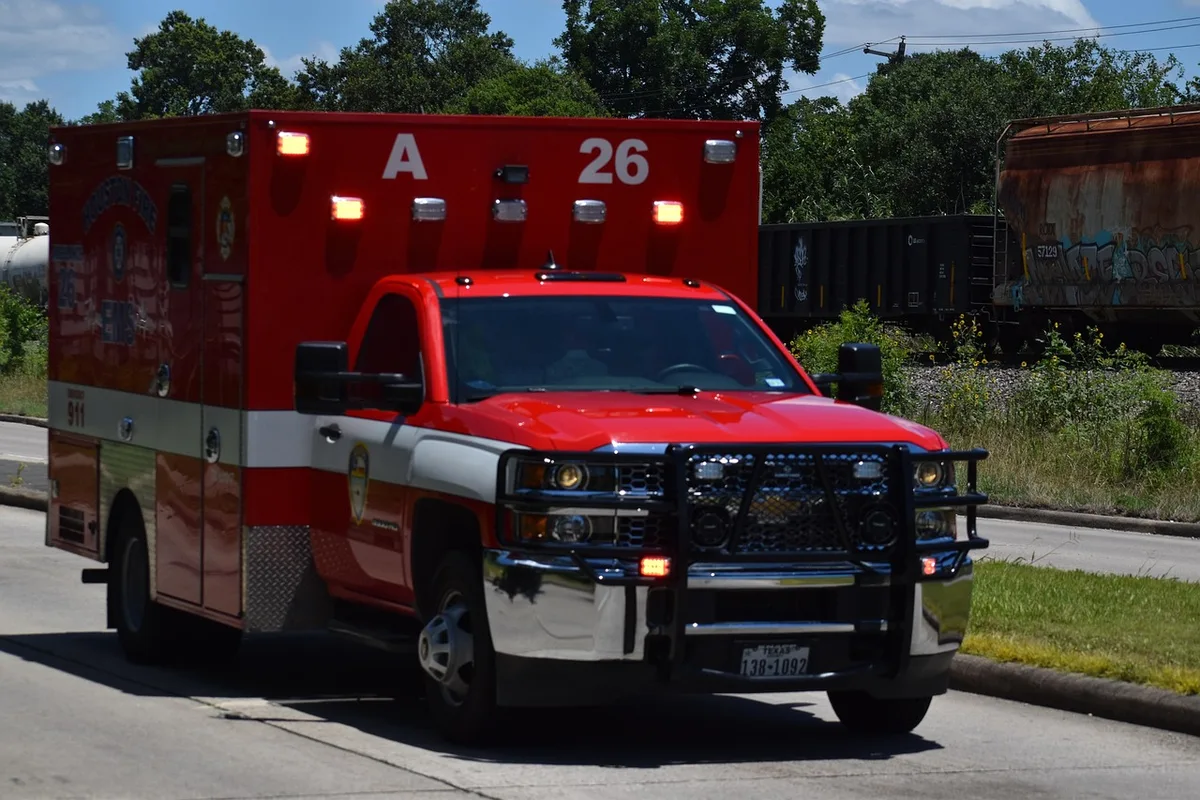 Pompiers et équipes médicales travaillant sur une scène d'accident routier