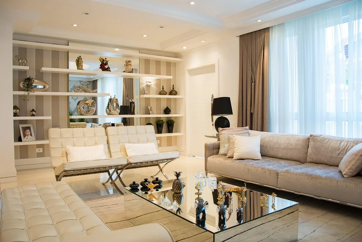Intérieur d'un appartement vide avec des clés sur la table