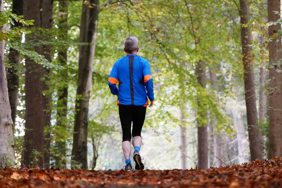 Chaussures de jogging laissées près d'un passage éclairé la nuit