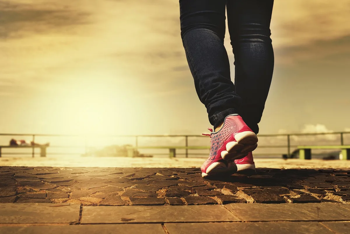 Crosswalk de nuit avec chaussures de jogging abandonnées sous un lampadaire