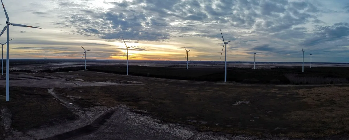 Centrale électrique avec turbines et lignes haute tension