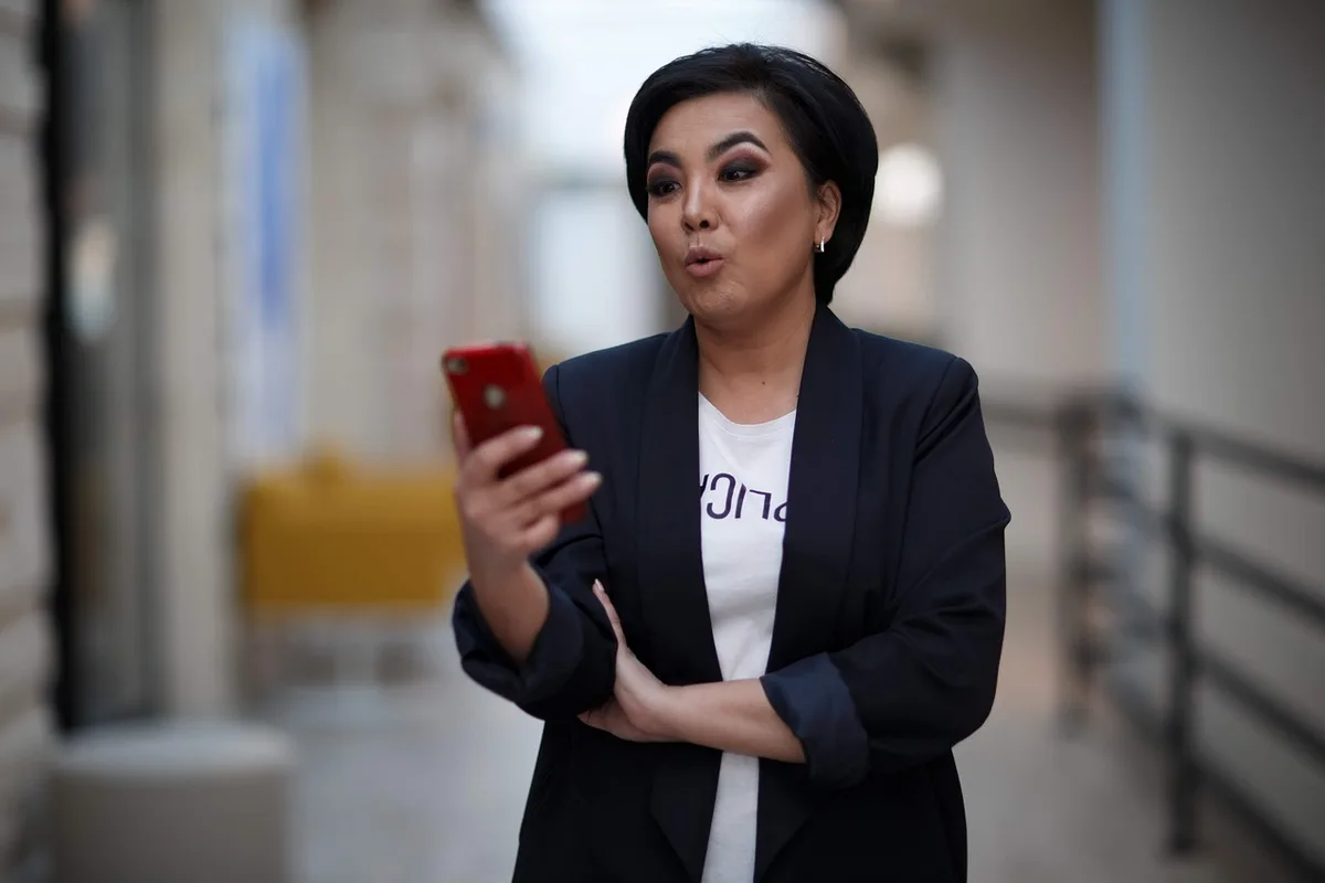 Polska face à son téléphone découvrant la fuite, visage tourné de côté