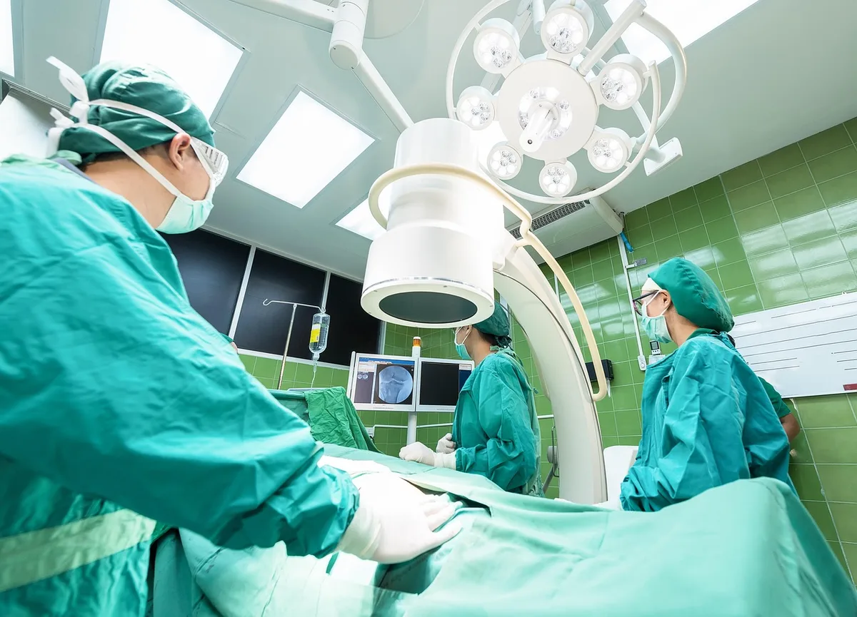 Dossiers d'enquête et couloir d'hôpital évoquant une investigation