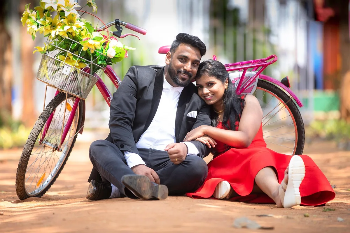 Jeune couple calculant leur budget pour un achat immobilier